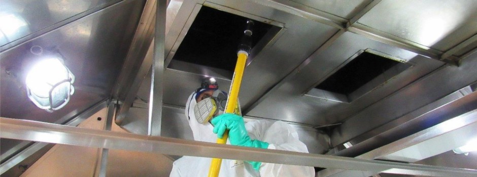 Pulizia interna di una cappa in acciaio inox per cucina industriale