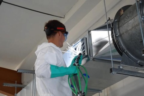 Tecnico all’interno di canalizzazione metallica