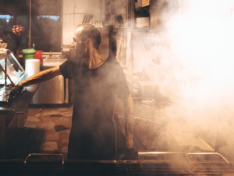 Cucina industriale con problemi di aspirazione e vapori persistenti