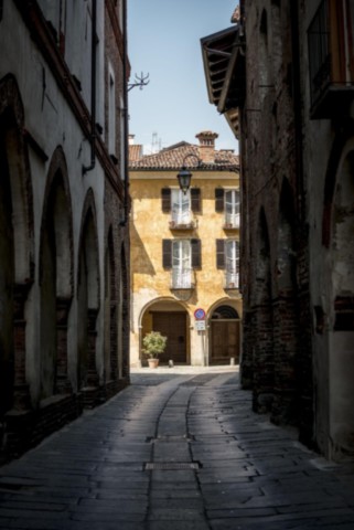 Vista del centro di Biella tra attività commerciali e ristorazione