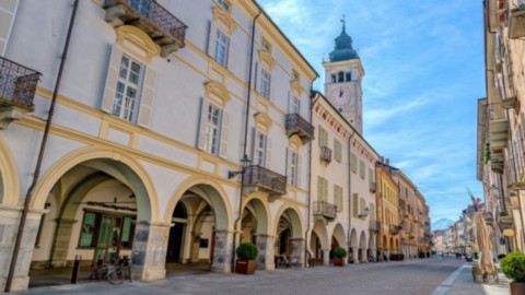 Centro storico di Cuneo con portici e attività della ristorazione