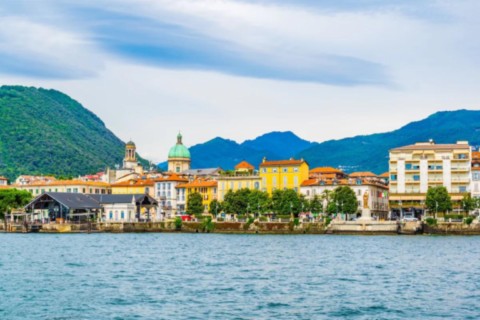Lungolago di Verbania con locali e ristorazione turistica