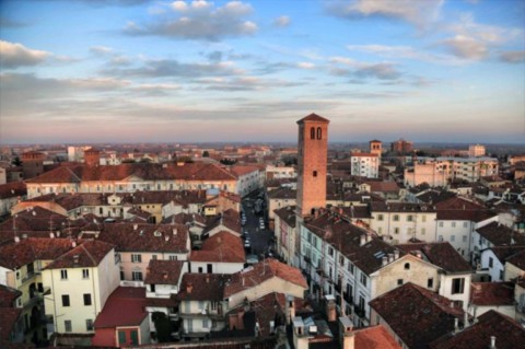 Centro storico di Vercelli tra portici e attività della ristorazione