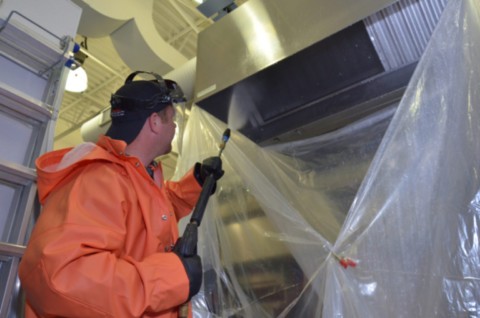 Lavaggio cappa industriale con detergenti alcalini