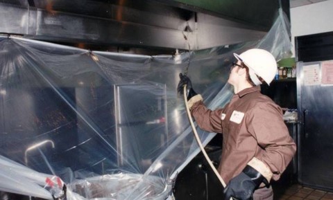 Operatore durante pulizia interna cappa ristorante