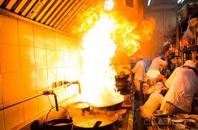 Incendio in cucina industriale causato da grassi nell’impianto aspirazione